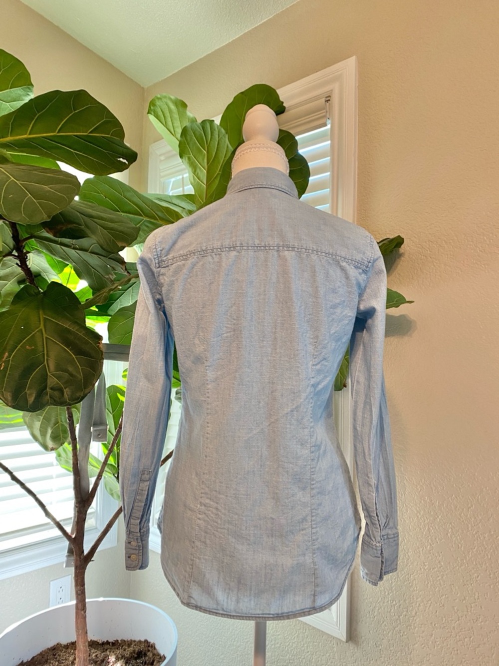 ๐ผ J.Crew Chambray Button Down Shirt XXS | Light Blue Classic Capsule Wardrobe - Picture 5 of 11